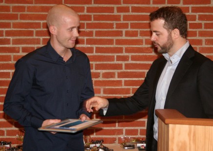 Rasmus Hagemann Christensen (tv) får overrakt prisen som ”Årets unge fisker” af uddannelsesminister Morten Østergaard. Foto: René Dandanell/Fiskeri Tidende.