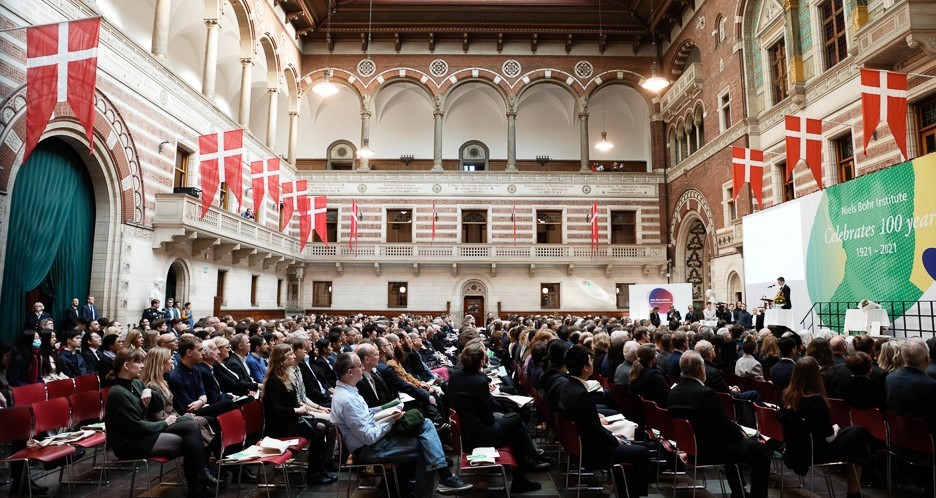 Uddannelses- og forskningsminister Jesper Petersen taler ved fejringen af Niels Bohr Instituttets 100 års jubilæum. Foto: Lars Svankjær