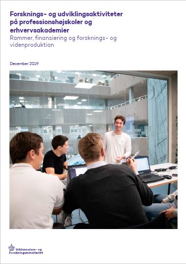 Uddannelses- og Forskningsministeriet har gennemført en evaluering af udviklingen i professionshøjskolernes og erhvervsakademiernes forsknings- og udviklingsaktiviteter (FoU), deres tilgang til opgaven og deres arbejde med at omsætte viden fra FoU til uddannelse og praksis.